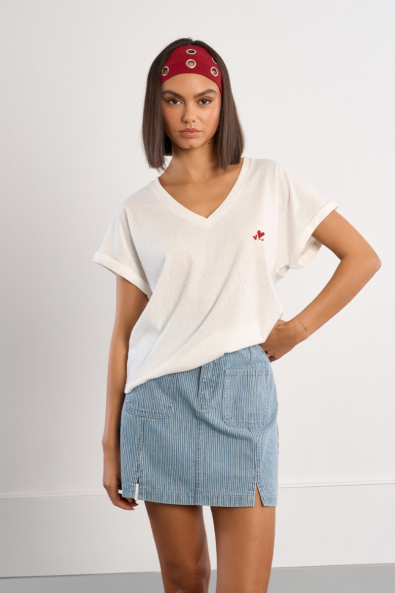 T-shirt basique avec broderies cœurs T-shirt basique avec broderies cœurs